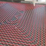 Suelo radiante en vivienda unifamiliar con grandes ventanales.